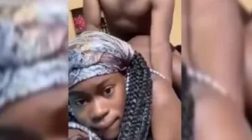 elle se branle et jouit