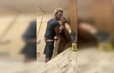 Babi porno: une fille au gros cul en chaleur retient dans les toilettes