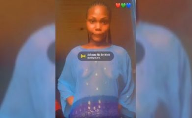Jeune Naija Girl Diana Clignotant Seins Sur Une Tenue Transparente