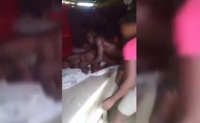 Porno de Sene : Elle a surpris son mari en train de baiser une nana