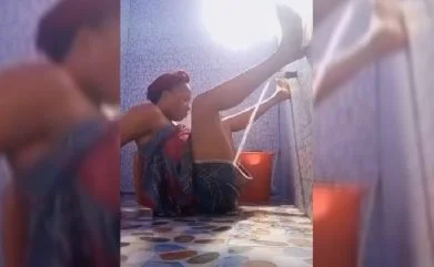 Sene porno: Regardez cette fille profiter de l'eau du robinet sur la chatte