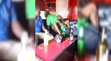 Un couple tanzanien ivre baise dans un bar