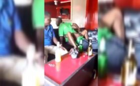 Un couple tanzanien ivre baise dans un bar