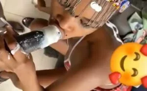 REGARDER: Naija Babe montrant comment lécher la crème glacée