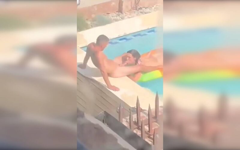 Poronoxx : Couple coloré suce une morsure dans une piscine