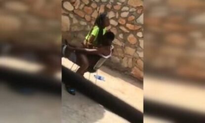 Xxxsenegal : Une fille d'Ekasi chevauche la morsure de son petit ami sur une chaise à l'extérieur