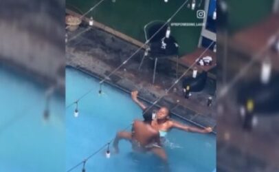 Babiprono : Couple excité baise dans la piscine de l'hôtel