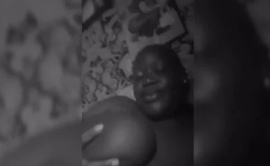 Seneporno : Ifeoma montre ses seins dans une vidéo de fuite