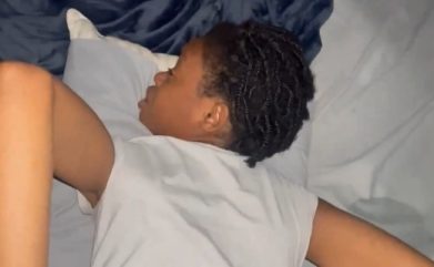 Suzette, une fille du Cap, travaille durement devant la caméra